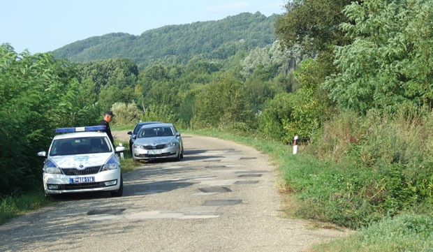 Сви убијени из пиштоља, тела жена нађена у дворишту, а мушкарца на трактору?